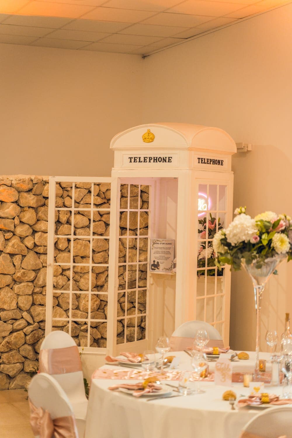 Cabine anglaise lumineuse & ambiance rose poudré